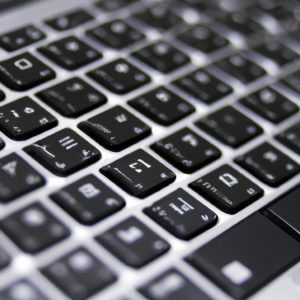 Do czego służy skrót ctrl f na komputerze?