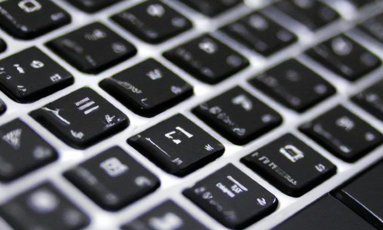 Do czego służy skrót ctrl f na komputerze?