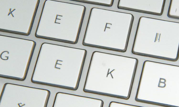 Do czego służy skrót ctrl z na komputerze?
